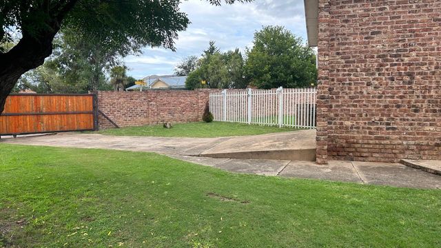To Let 3 Bedroom Property for Rent in Komani Park Eastern Cape